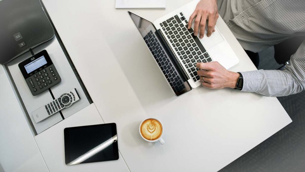 Commercialista typing on a laptop