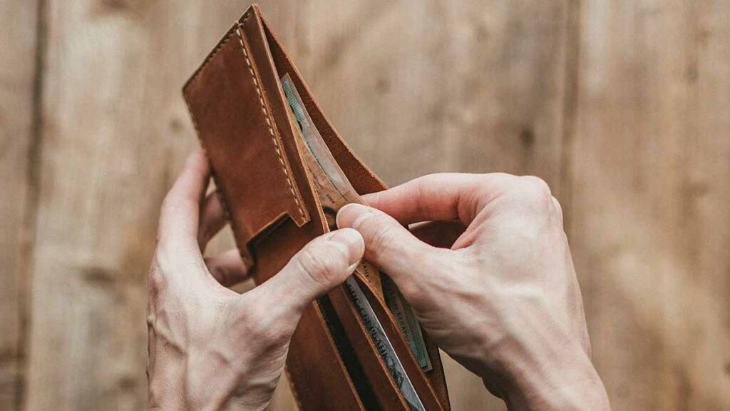 How to Pay in Cash vs. Card in Italy